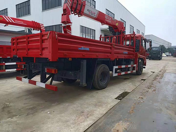 東風(fēng)天錦國六單橋隨車吊，上裝8噸各類吊機
